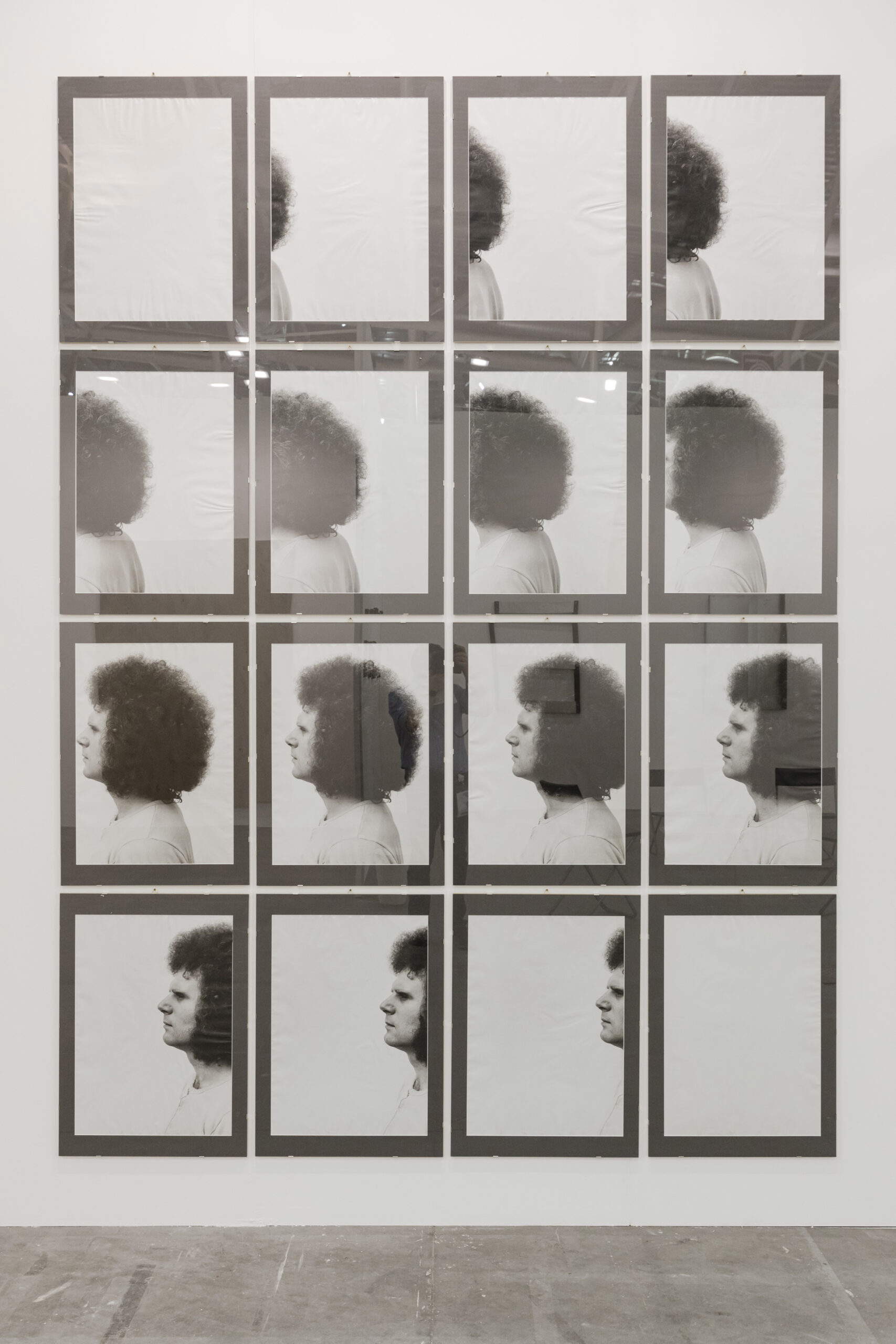 Klaus Rinke, Durchs bild format gehen von rechts nach links (1972 ; épreuve au sel d'argent, œuvre unique composée de 16 photographies, 59 x 42 cm chacune)