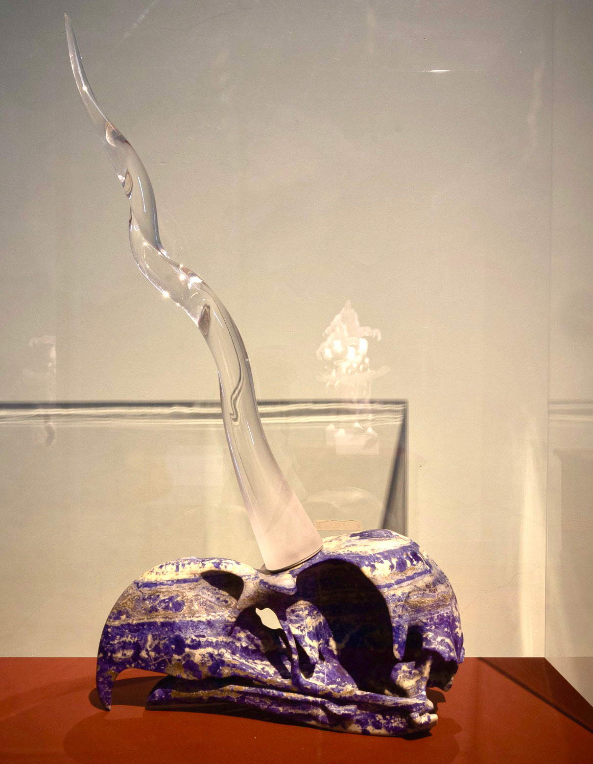 Koen Vanmechelen, Breakthrough (2021; brecha azul y cristal de murano, 93 x 55 x 24 cm). Fotografía de Francesco Allegretto Koen Vanmechelen, Breakthrough (2021; brecha azul y cristal de murano, 93 x 55 x 24 cm). Fotografía de Francesco Allegretto