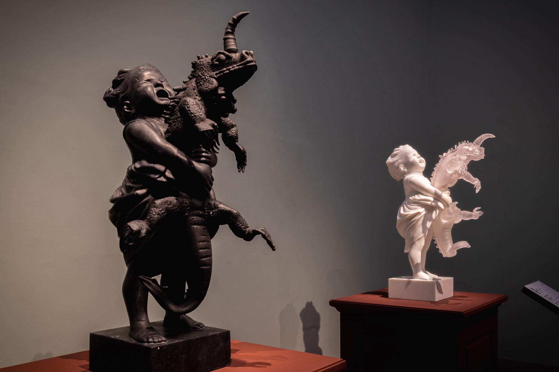 Koen Vanmechelen, Cosmopolitan Fossil I (2021; mármol marquina negro y cristal de Murano, 90 x 40 x 45 cm). Fotografía de Francesco Allegretto Koen Vanmechelen, Cosmopolitan Fossil I (2021; mármol marquina negro y cristal de Murano, 90 x 40 x 45 cm). Fotografía de Francesco Allegretto