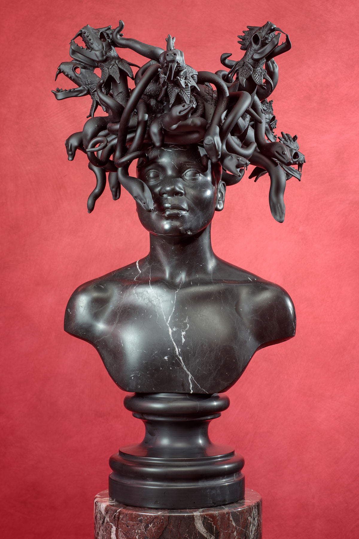 Koen Vanmechelen, Medusa negra (2021; mármol marquina negro y cristal de Murano, 85 x 53 x 45 cm). Fotografía de Francesco Allegretto Koen Vanmechelen, Medusa negra (2021; mármol marquina negro y cristal de Murano, 85 x 53 x 45 cm). Fotografía de Francesco Allegretto