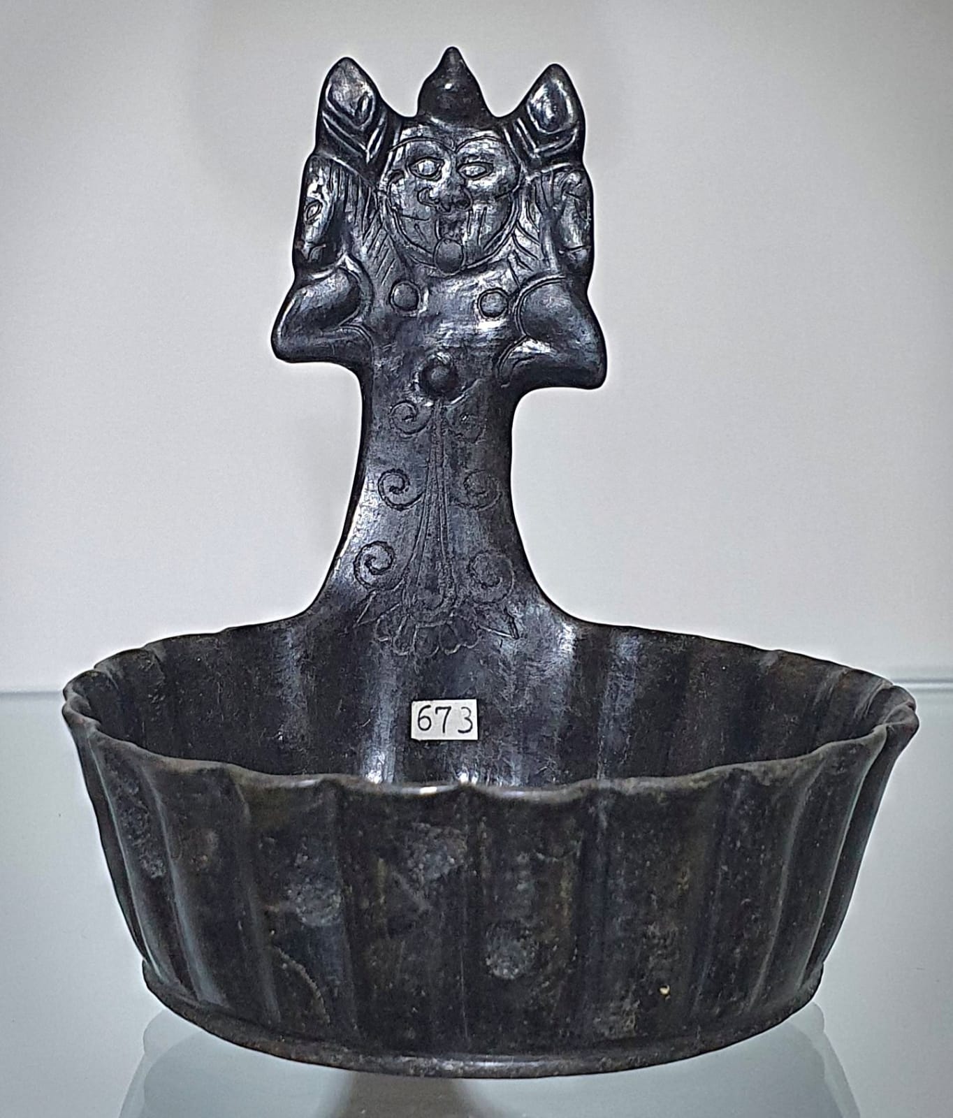 Arte etrusco, Kyathos con gorgoneion (primera mitad del siglo VI a.C.; cerámica; Perugia, Museo Arqueológico Nacional de Umbría)