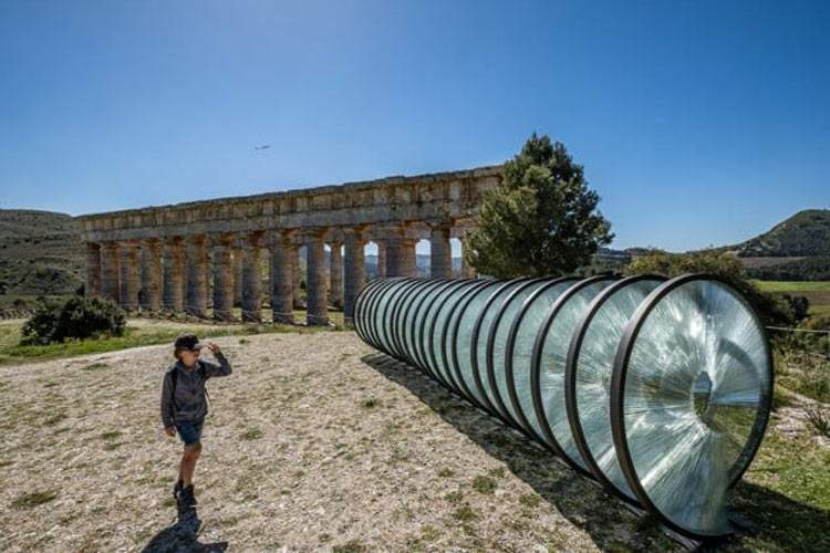 Sicily, case breaks out: installation not liked and president wants it removed
