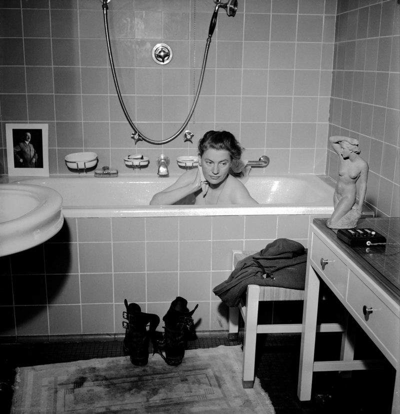 Lee Miller con David E. Scherman, Lee Miller in Hitler’s bathtub, Hitler’s apartment, Monaco di Baviera, Germania, 1945. © Lee Miller Archives