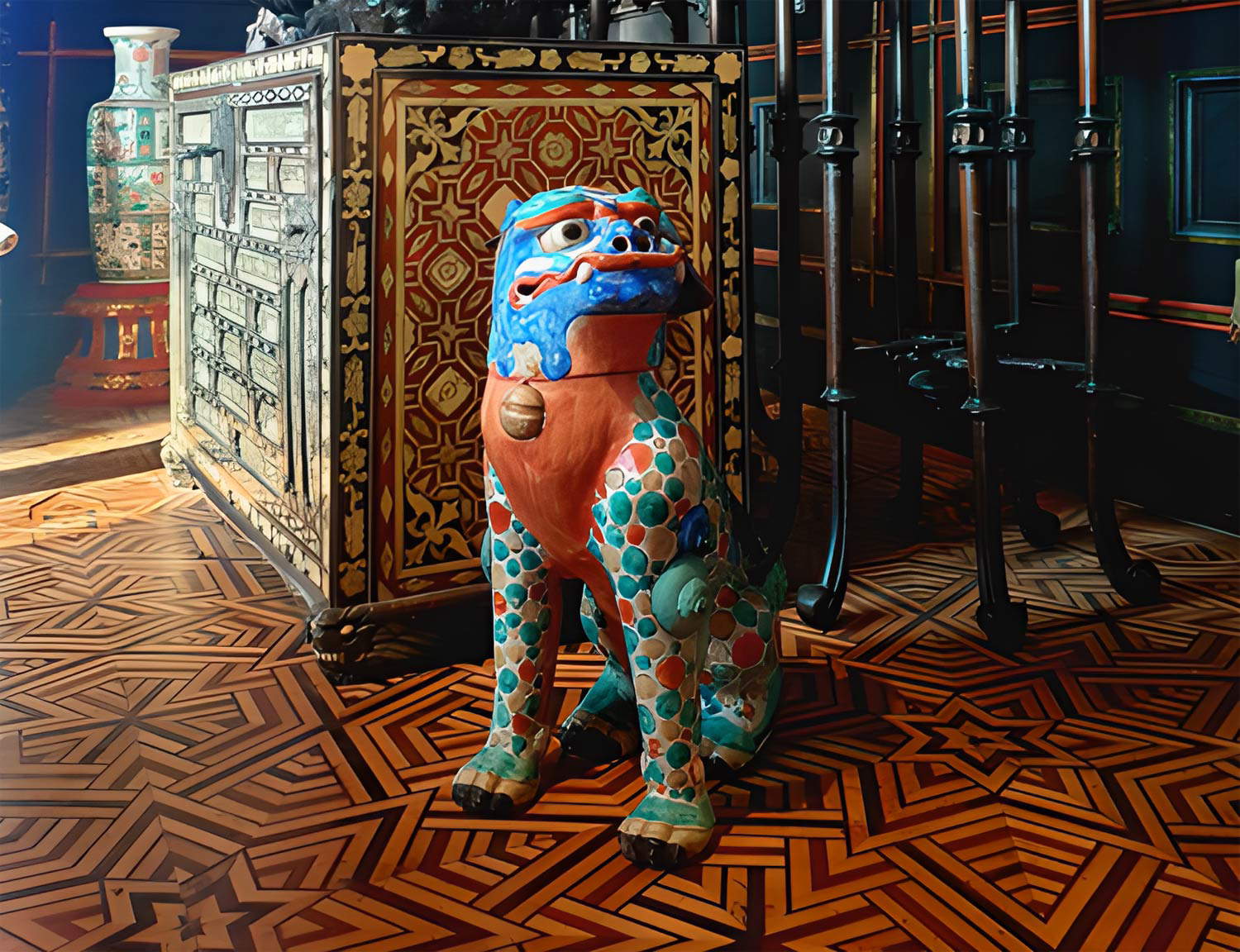 Artiste japonais, Lion bouddhiste (dernier quart du XVIIe siècle ; porcelaine peinte et émaillée de type Kakiemon, hauteur 42 cm ; Trieste, Castello di Miramare) Artiste japonais, Lion bouddhiste (dernier quart du XVIIe siècle ; porcelaine peinte et émaillée de type Kakiemon, hauteur 42 cm ; Trieste, Castello di Miramare)