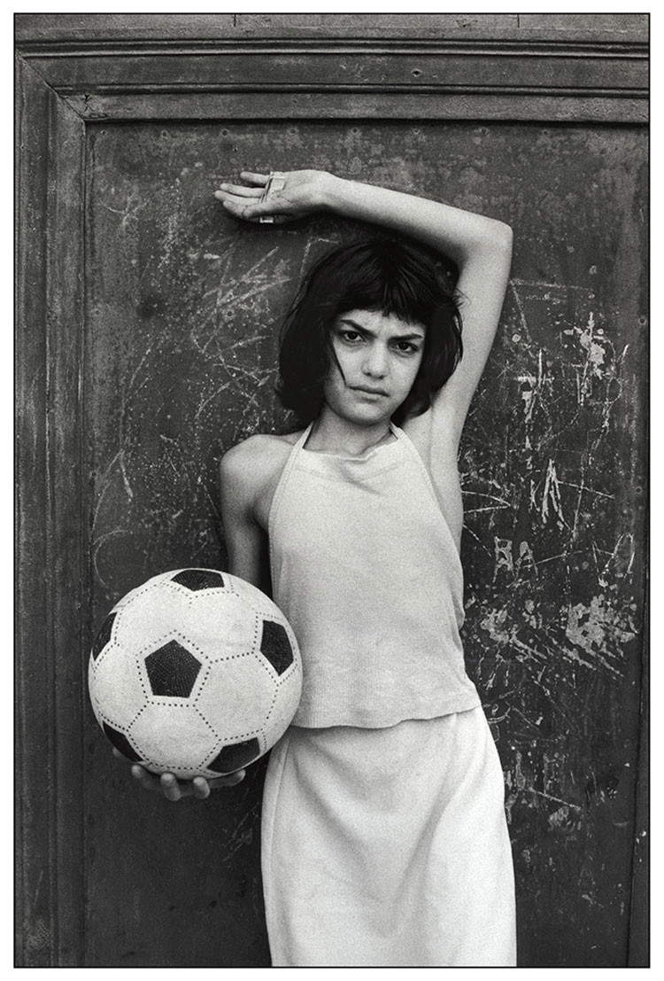 Letizia Battaglia, La bambina con il pallone (1980) © Letizia Battaglia