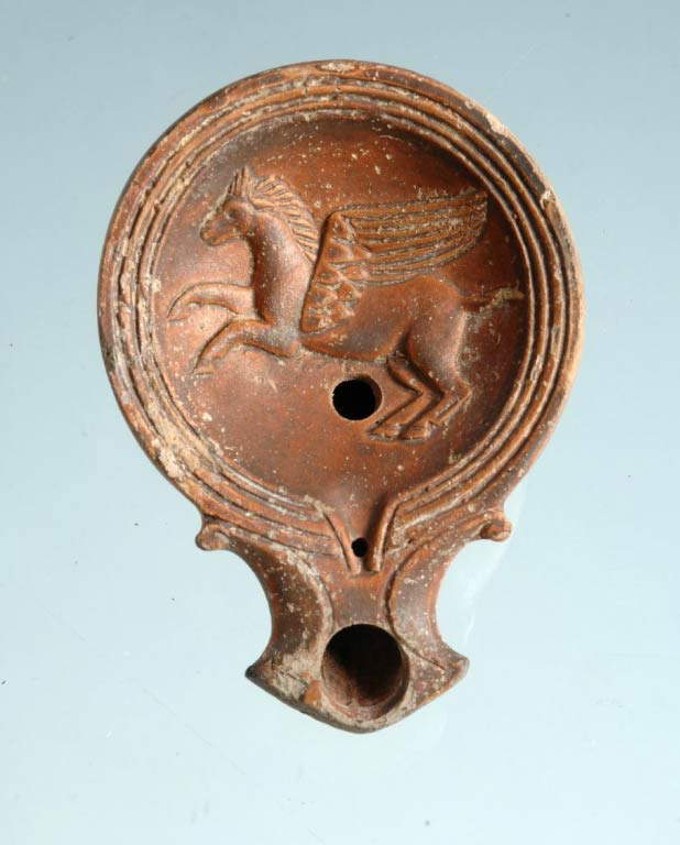 Artesano romano, Voluta Lucerna con Pegaso (finales del siglo I a.C.. - principios del siglo I d.C.; arcilla beige, 3 x 6,9 x 9,5 cm; Turín, Museos Reales, Museo de Antigüedades)