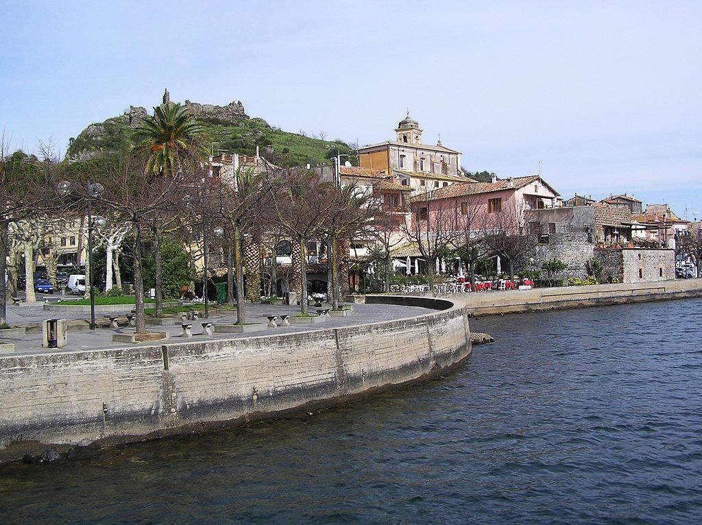 Le bord du lac de Trevignano Romano Le bord du lac de Trevignano Romano