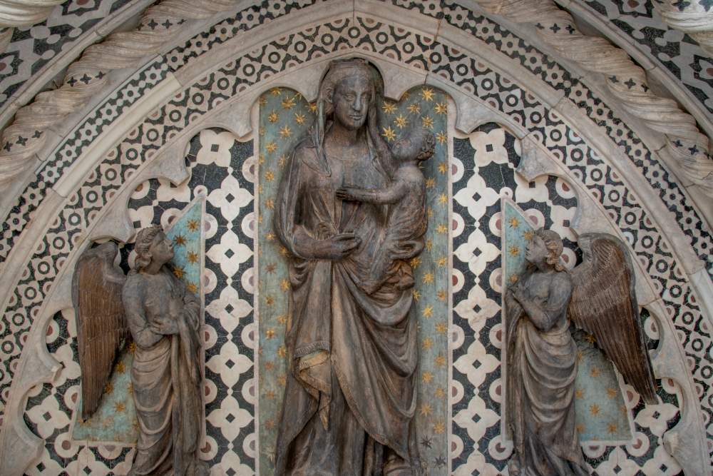 Cathédrale de Florence, importantes traces de peinture découvertes sur des sculptures du XIVe siècle de la porte Cornacchini