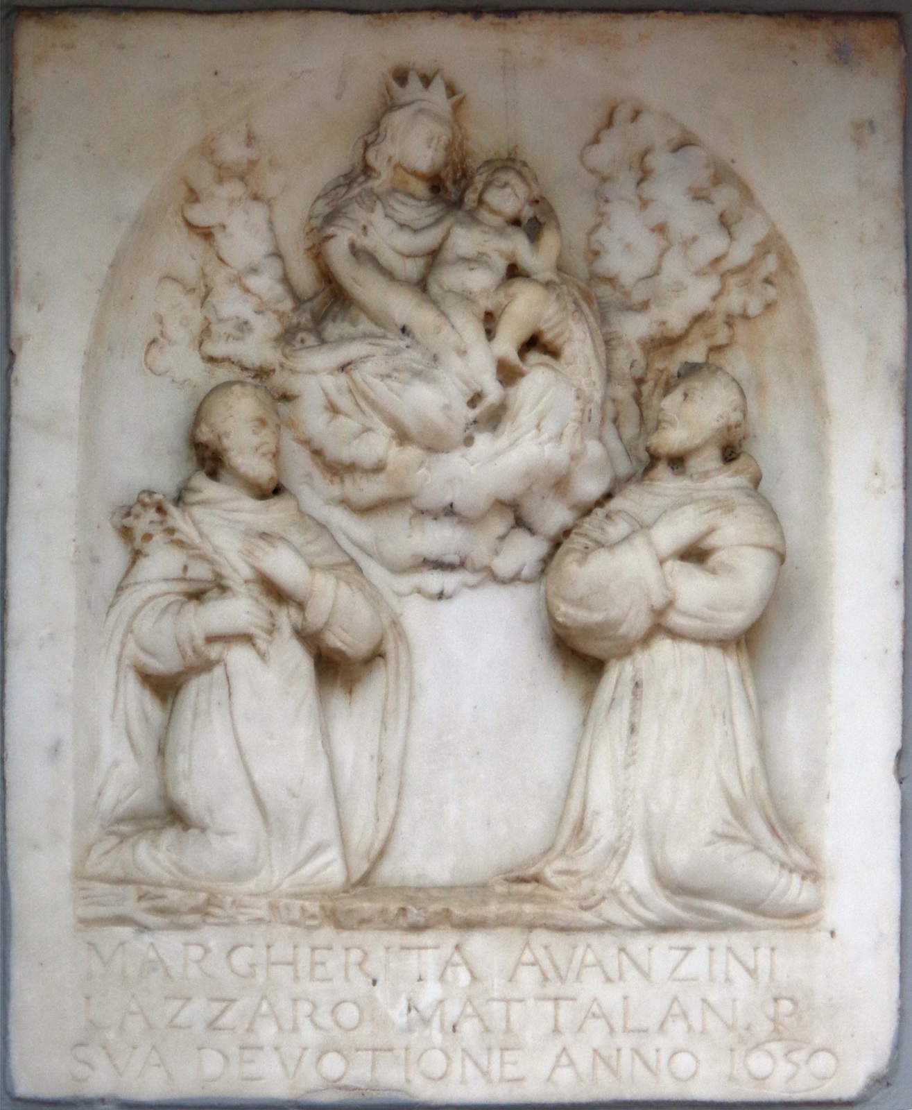 Maestro de 1659, Virgen con el Niño y los Santos Domingo y Francisco de Asís (1659; mármol de Apuano, 51 x 40 cm; Castelnuovo Magra, pueblo) Maestro de 1659, Virgen con el Niño y los Santos Domingo y Francisco de Asís (1659; mármol de Apuano, 51 x 40 cm; Castelnuovo Magra, pueblo)