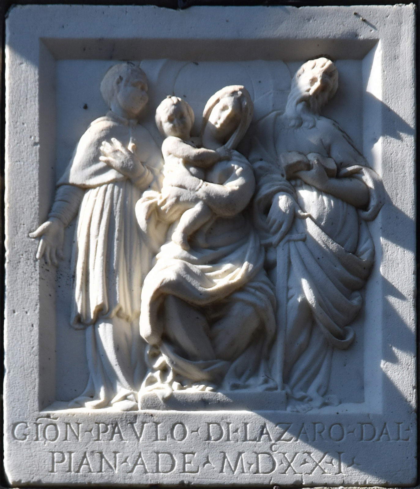 Maestro de las Madonas Entronizadas, Virgen con el Niño y los santos Pablo y Carlos Borromeo (1621; mármol de Apuano, 50 x 43 cm; Monchio delle Corti, pueblo) Maestro de las Madonas Entronizadas, Virgen con el Niño y los santos Pablo y Carlos Borromeo (1621; mármol de Apuano, 50 x 43 cm; Monchio delle Corti, pueblo)