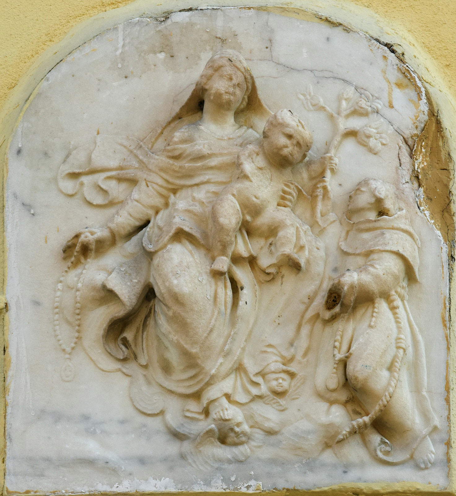 Maestro de la Rama de Lirio, Virgen del Rosario (segunda mitad del siglo XVII; mármol de Apuano, 35 x 25 cm; Luni, borgo di Nicola) Maestro de la Rama de Lirio, Virgen del Rosario (segunda mitad del siglo XVII; mármol de Apuano, 35 x 25 cm; Luni, borgo di Nicola)