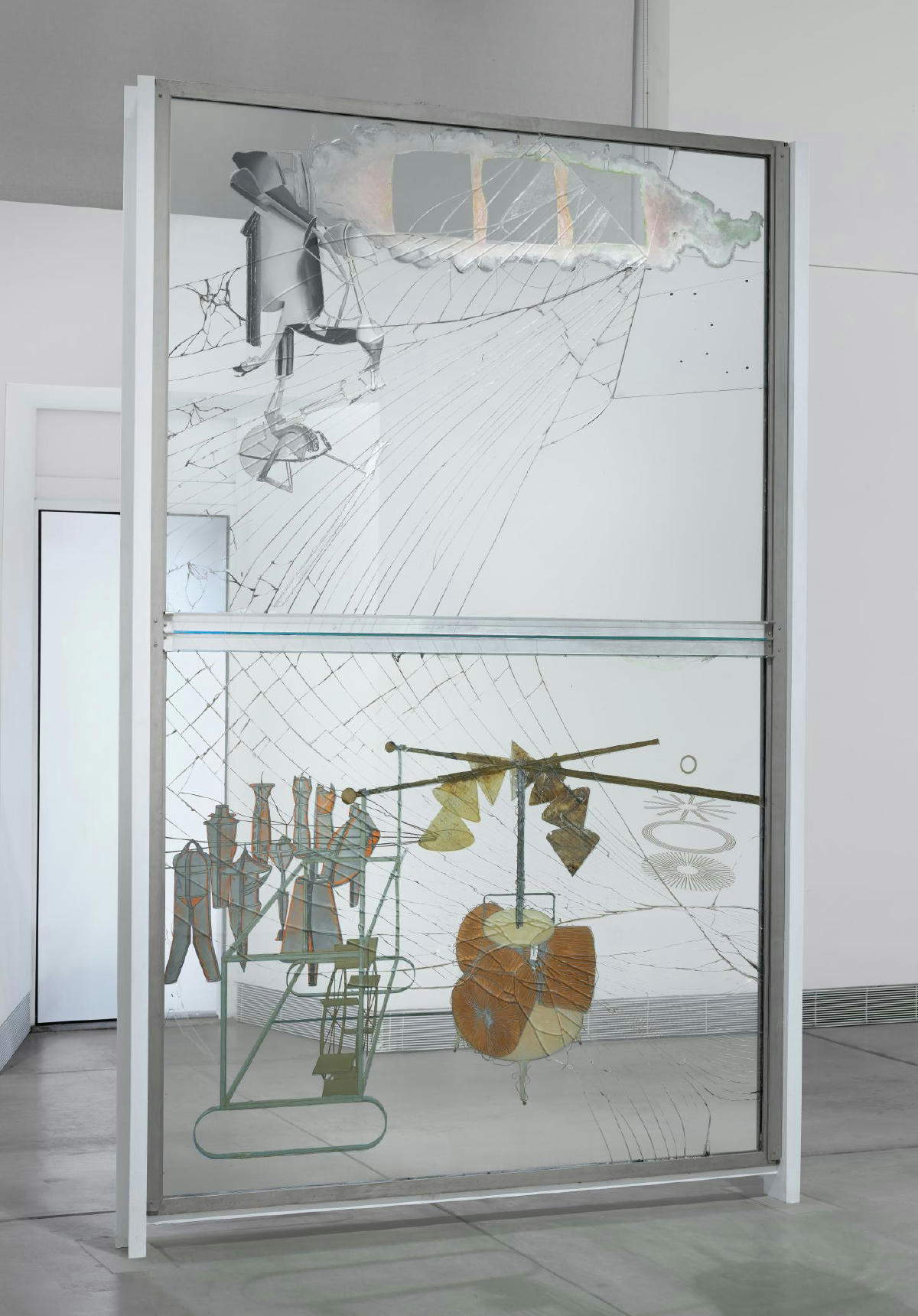 Marcel Duchamp, El gran vidrio (1915-1923; óleo, pintura, lámina de plomo, alambre de plomo y polvo sobre dos paneles de vidrio, 277,5 x 177,8 x 8,6 cm; Filadelfia, Museo de Arte de Filadelfia) Marcel Duchamp, El gran vidrio (1915-1923; óleo, pintura, lámina de plomo, alambre de plomo y polvo sobre dos paneles de vidrio, 277,5 x 177,8 x 8,6 cm; Filadelfia, Museo de Arte de Filadelfia)