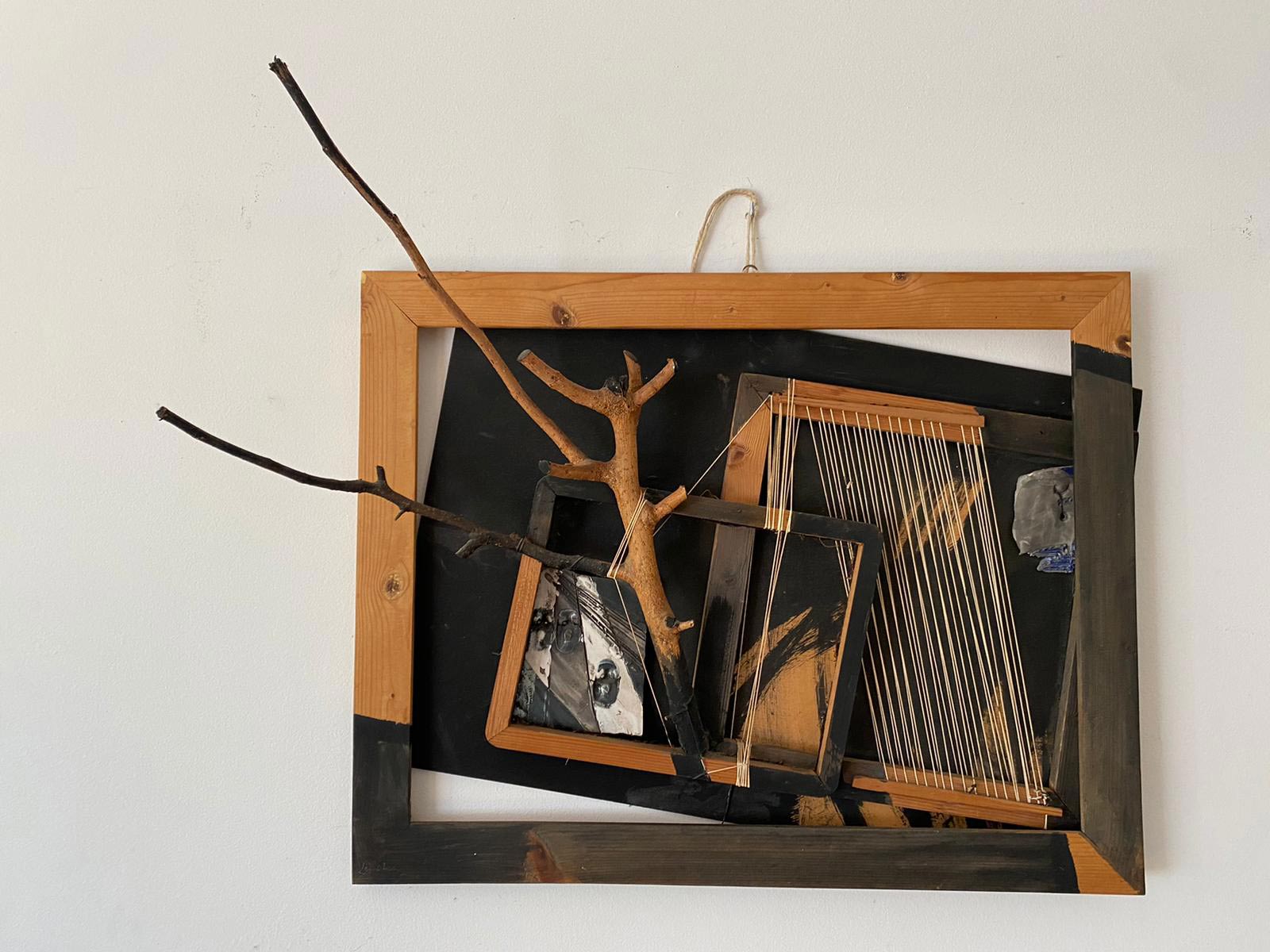 Maria Lai, Telaio (1999; Ceramica, pittura, legno, fili e ramo su tavola, 75 x 92 cm) © Archivio Maria Lai / SIAE 2022 Maria Lai, Telaio (1999; Ceramica, pittura, legno, fili e ramo su tavola, 75 x 92 cm) © Archivio Maria Lai / SIAE 2022