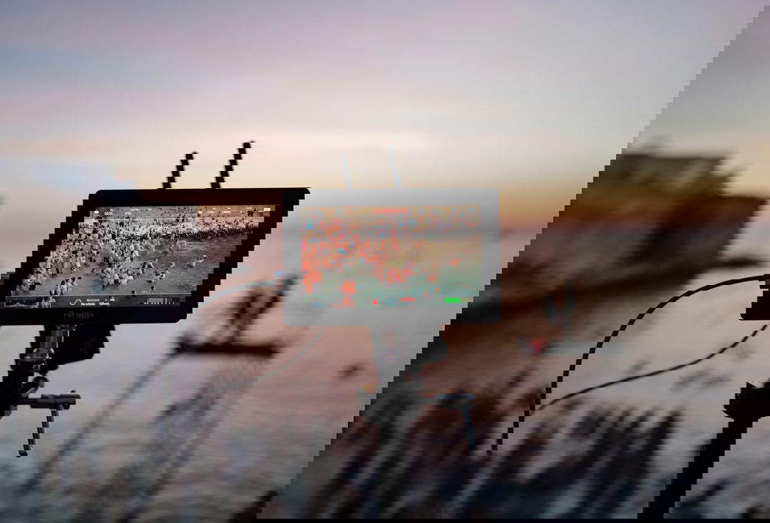 Il bagno all'alba a Monopoli. Foto di Piero Percoco e Mirko Ostuni