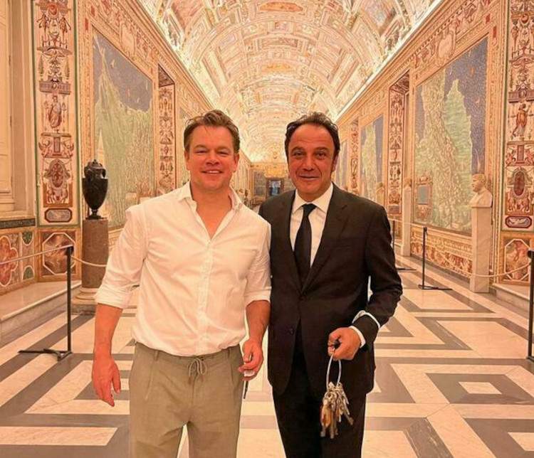 Matt Damon visitant les musées du Vatican. 
