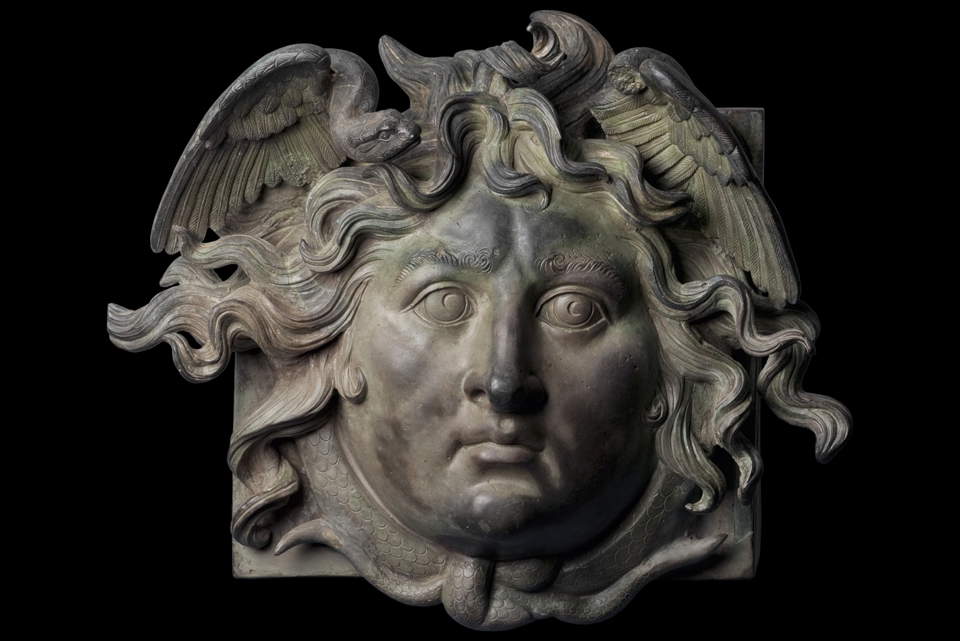 Arte romana, Testa di Medusa (37-41 d.C.; bronzo; Roma, Museo Nazionale Romano) Arte romana, Testa di Medusa (37-41 d.C.; bronzo; Roma, Museo Nazionale Romano)