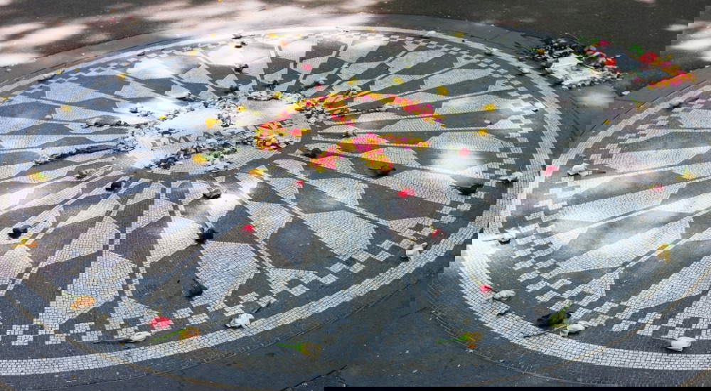 Il memoriale dedicato a John Lennon a Central Park (New York)