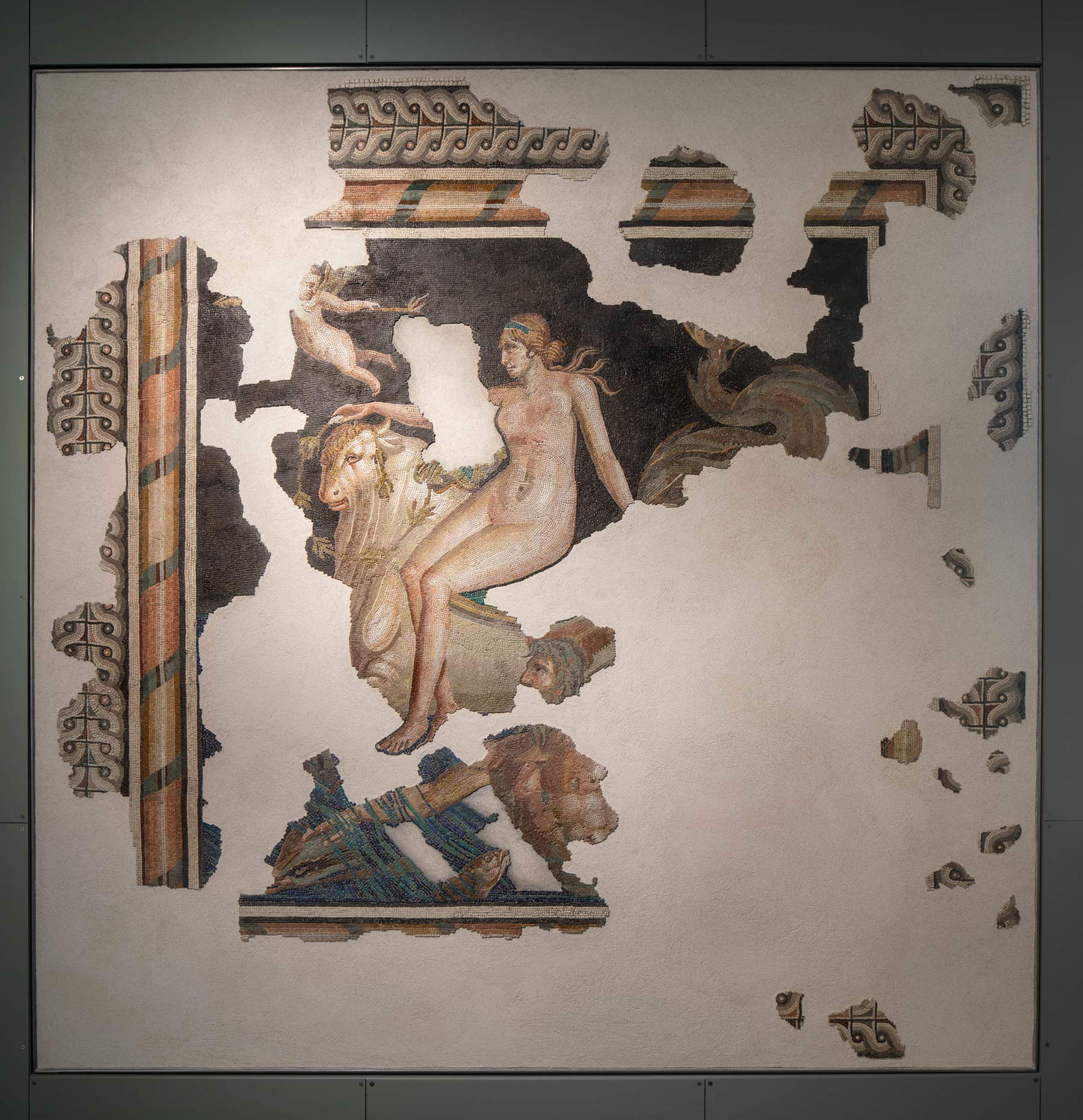 Art romain, Néréide sur un taureau marin (Ier siècle après J.-C. ; mosaïque, 218 x 218 cm ; Aquilée, Musée national). Photo d'Alessandra Chemollo, archives du MAN Aquileia Art romain, Néréide sur un taureau marin (Ier siècle après J.-C. ; mosaïque, 218 x 218 cm ; Aquilée, Musée national). Photo d'Alessandra Chemollo, archives du MAN Aquileia