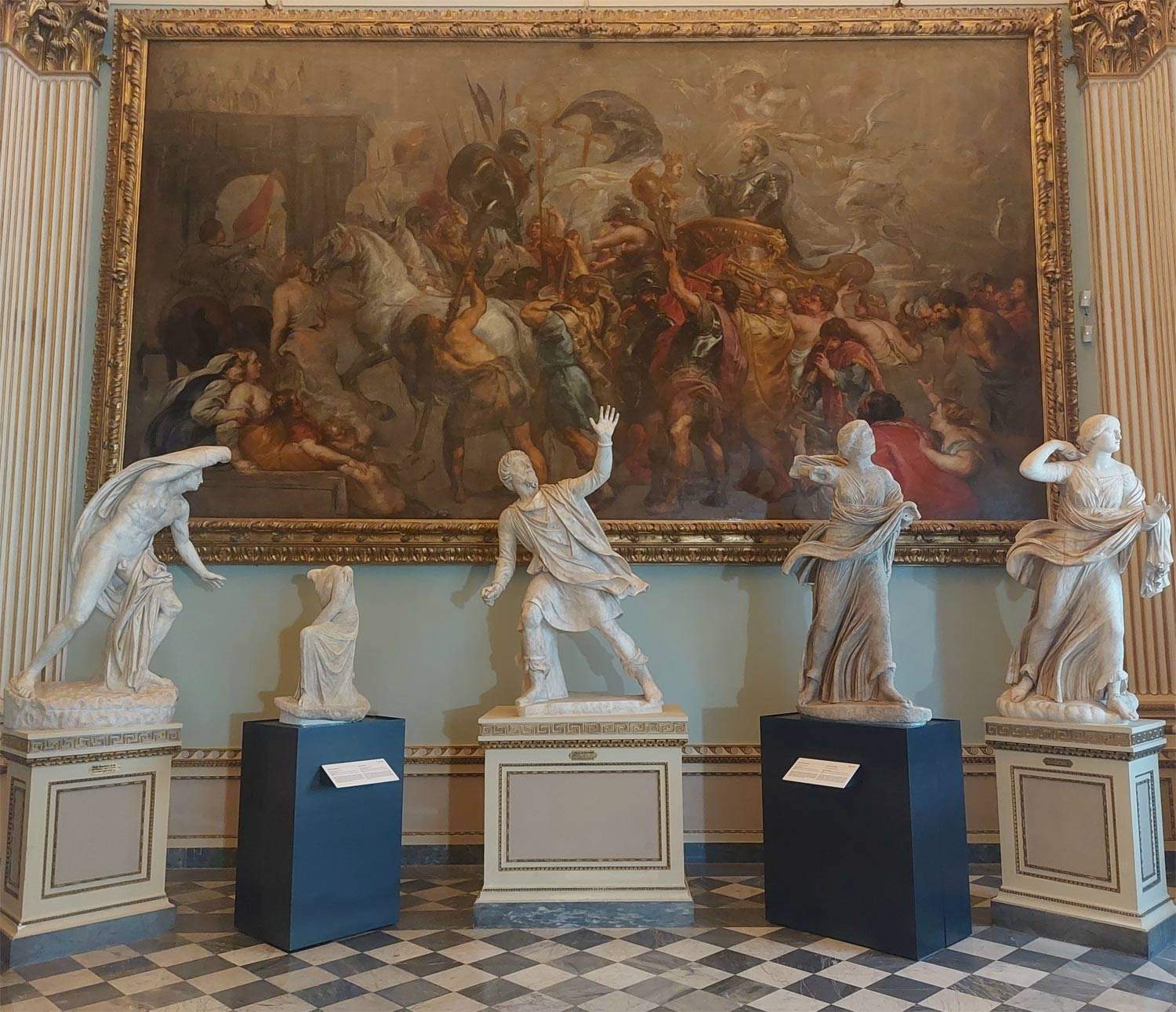 Comparison of two groups of Niobids on display at the Uffizi