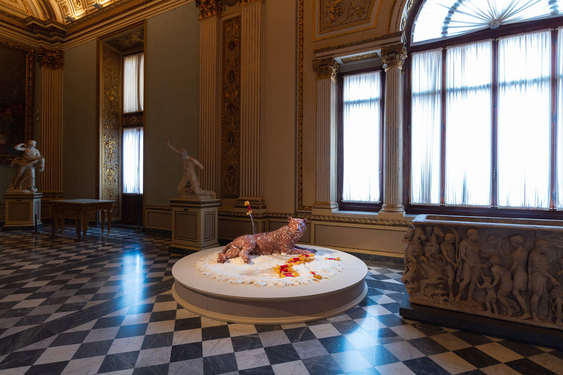 Koen Vanmechelen, Violencia doméstica (2021; mármol rojo francés, cristal de Murano, alfombra de plumas de gallina, 110 x 240 x 240 cm) Fotografía de Francesco Allegretto Koen Vanmechelen, Violencia doméstica (2021; mármol rojo francés, cristal de Murano, alfombra de plumas de gallina, 110 x 240 x 240 cm) Fotografía de Francesco Allegretto