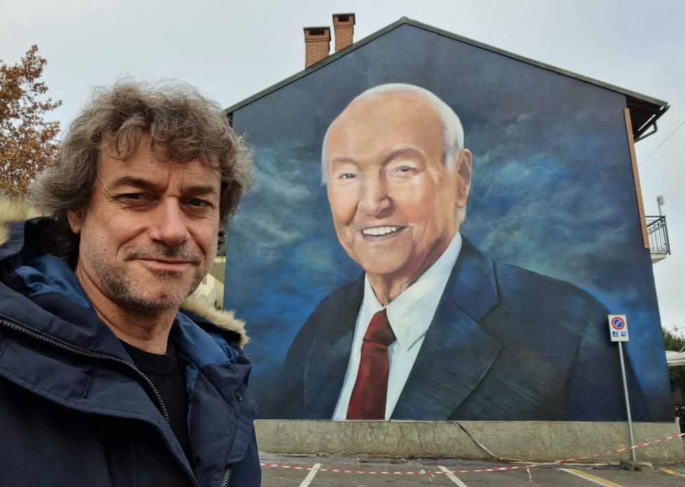 Alberto Angela prend un selfie devant la peinture murale dédiée à son père. C'est magnifique