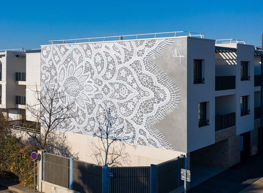 A large lace-embroidered wall: in France, one of NeSpoon's latest creations