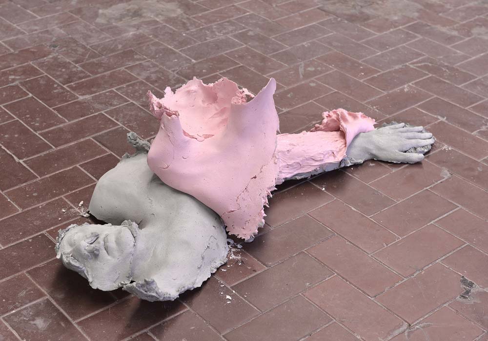 Nicol&ograve; Cecchella, Marsyas (2015-2022 ; béton, sable de rivière, fer, papier, caoutchouc, silicone platine, 103 x 82 x 23 cm).