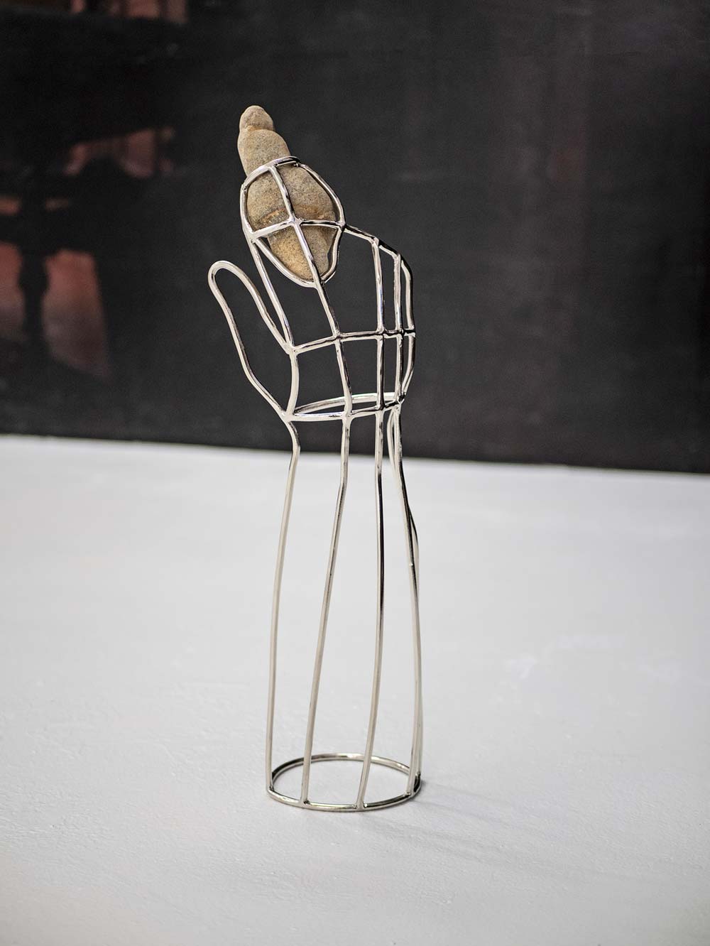 Nona Inescu, Reliquiary (Finger) (2022 ; acier chromé et pierre, 52 x 12 x 10 cm)