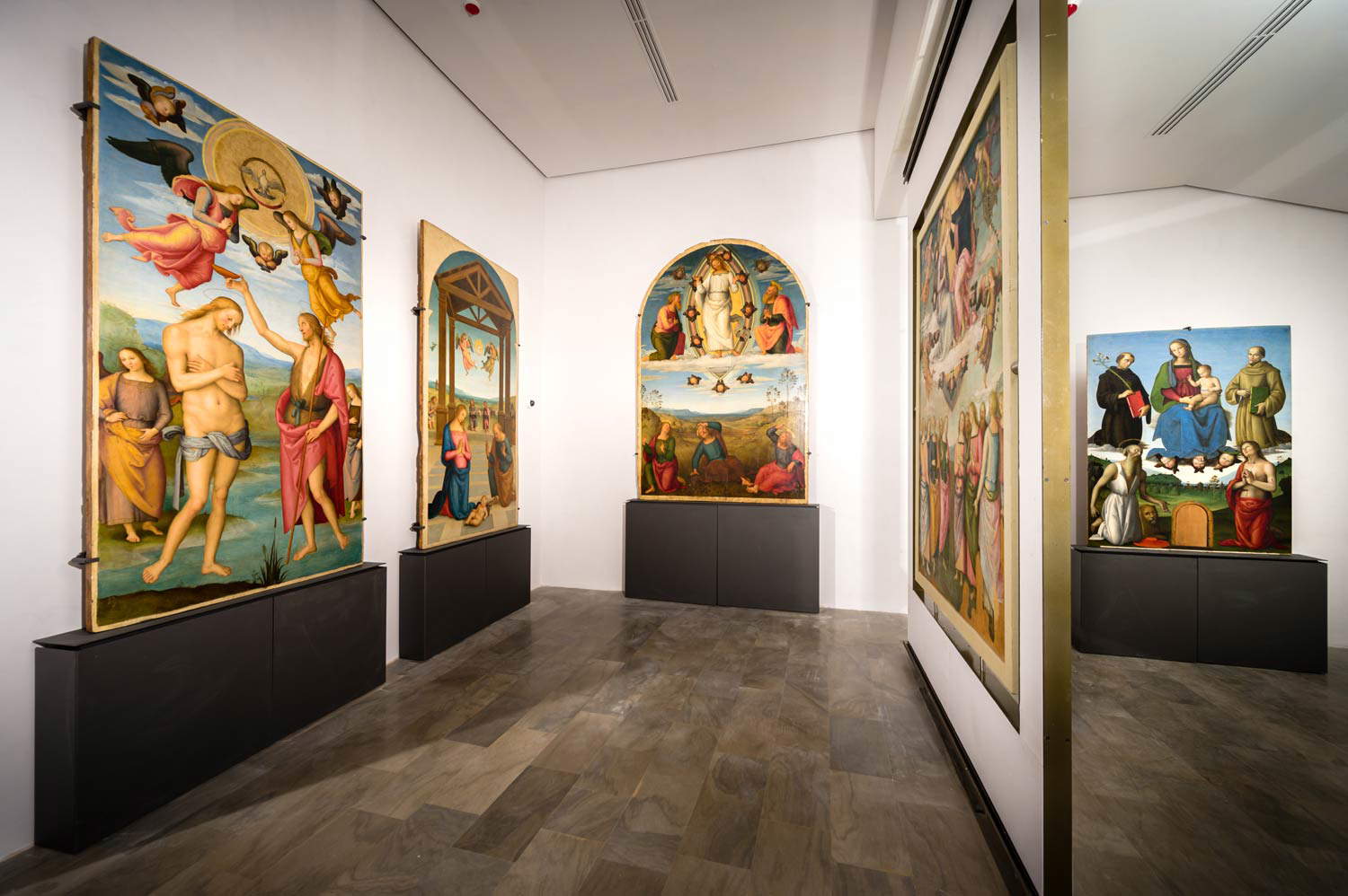 La sala della Galleria Nazionale dell'Umbria dov'è ospitata la Pala di Monteripido La sala della Galleria Nazionale dell'Umbria dov'è ospitata la Pala di Monteripido