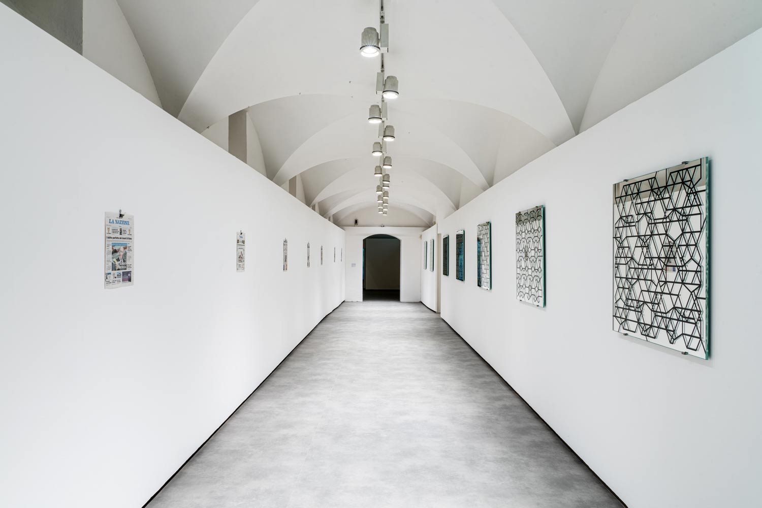 &Oacute;lafur El&iacute;asson, City Plan (2018; specchio di vetro, vernice nera, acciaio inossidabile, quotidiani locali, 90 x 90 x 3,5 cad.). Foto Ela Bialkowska - OKNO Studio. Su concessione dell'artista, di neugerriemschneider (Berlino) e di Tanya Bonakdar Gallery (New York / Los Angeles)