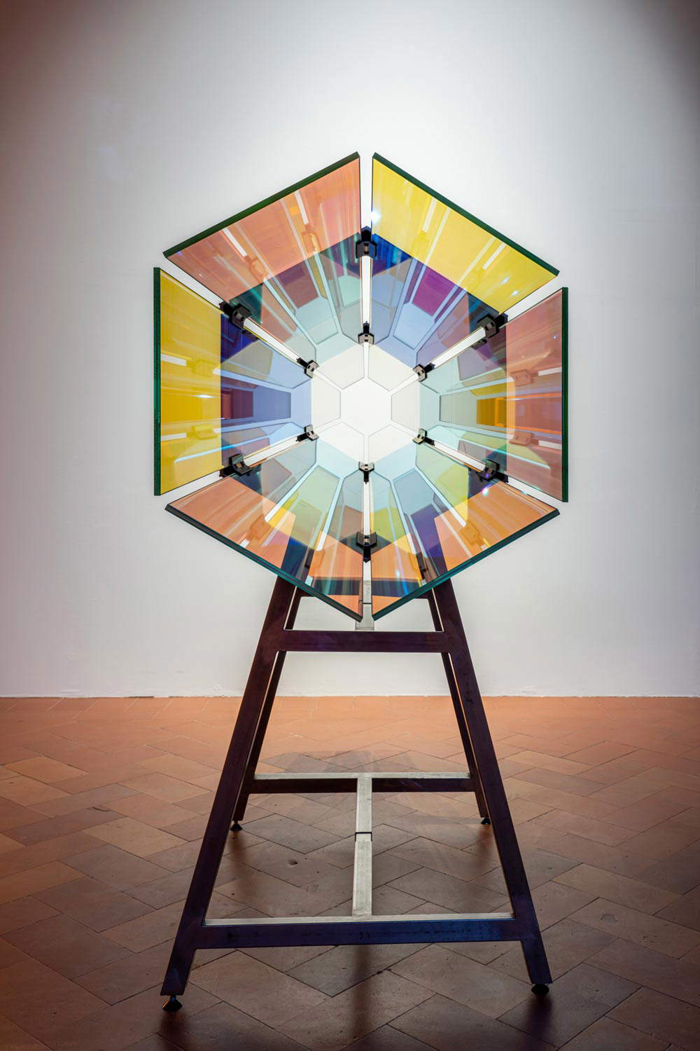&Oacute;lafur El&iacute;asson, Colour spectrum kaleidoscope (2003; filtro di vetro colorato, acciaio inox, 180 x 75 x 200 cm). Foto Ela Bialkowska - OKNO Studio. Su concessione dell'artista, di neugerriemschneider (Berlino) e di Tanya Bonakdar Gallery (New York / Los Angeles)