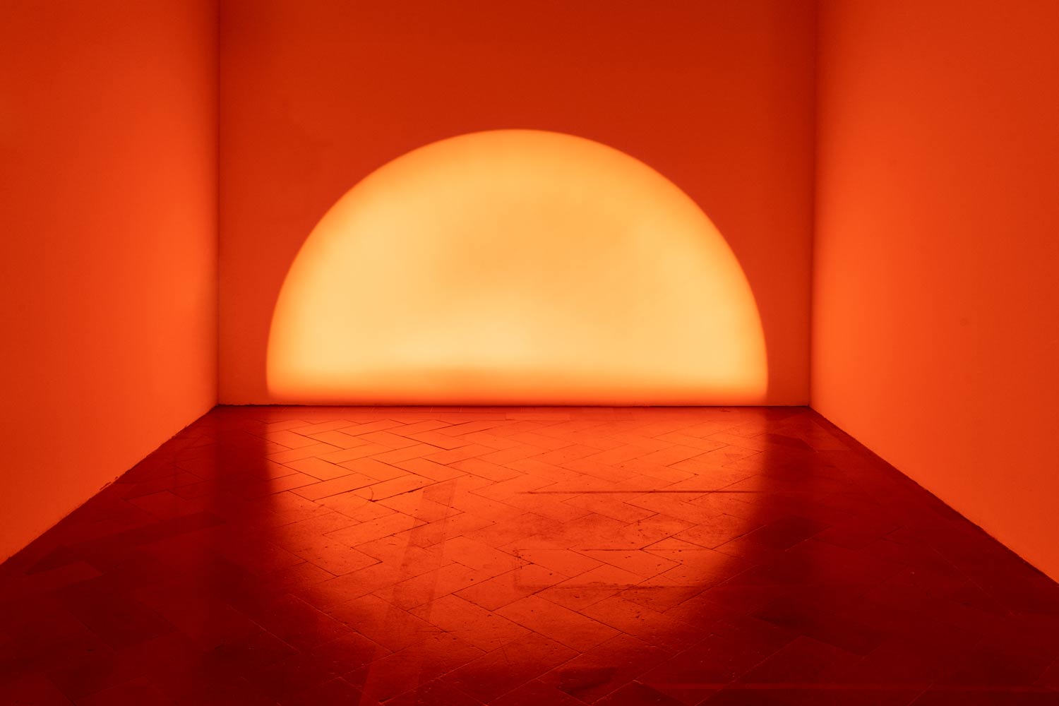 &Oacute;lafur El&iacute;asson, Red window semicircle (2008; specchio, faretto, treppiede, filtro di vetro colorato rosso, dimensioni variabili, ed. 1/3). Foto Ela Bialkowska - OKNO Studio. Su concessione dell'artista, di neugerriemschneider (Berlino) e di Tanya Bonakdar Gallery (New York / Los Angeles)