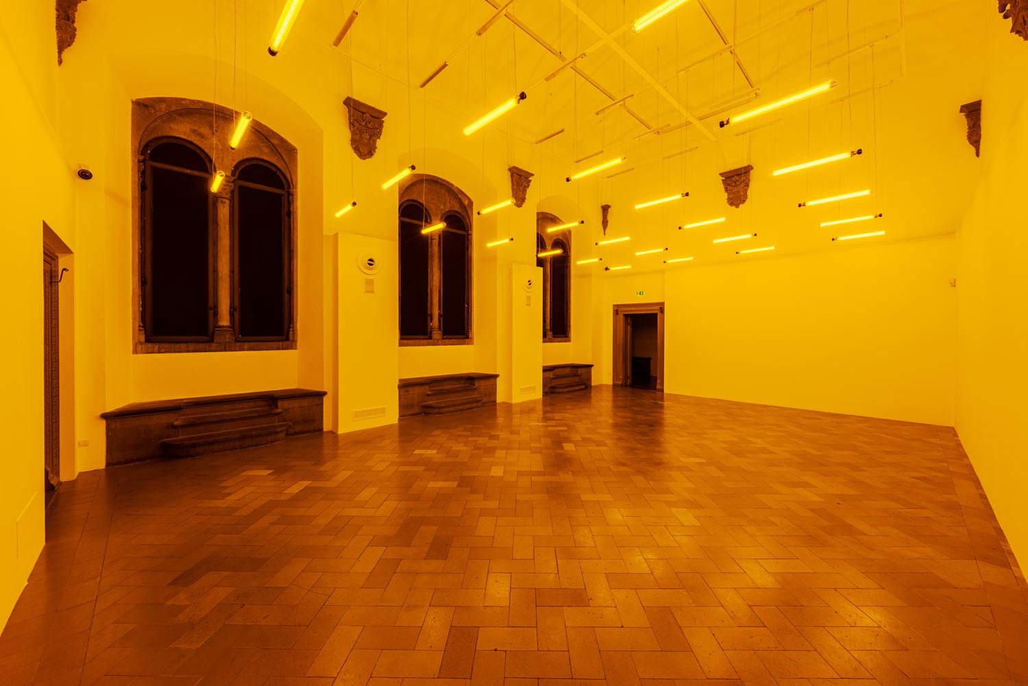 &Oacute;lafur El&iacute;asson, Room for one colur (1997; luci monofrequenza, dimensioni variabili). Foto Ela Bialkowska - OKNO Studio. Su concessione dell'artista, di neugerriemschneider (Berlino) e di Tanya Bonakdar Gallery (New York / Los Angeles)