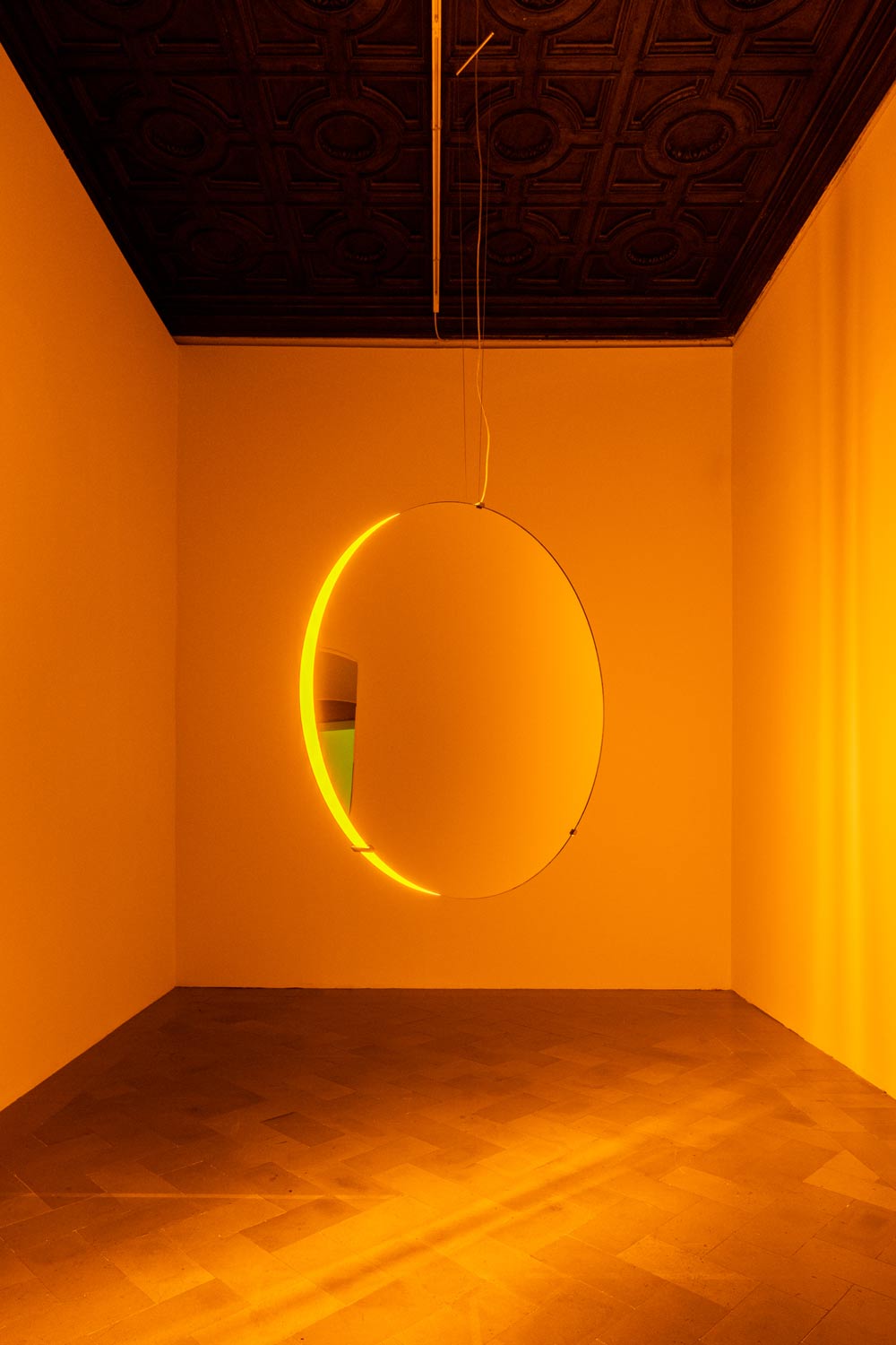 &Oacute;lafur El&iacute;asson, Solar compression (2016; specchi di vetro convessi, luci monofrequenza, acciaio inox, vernice (bianca), motore, centralina, cavo, diametro 120 cm). Foto Ela Bialkowska - OKNO Studio. Su concessione dell'artista, di neugerriemschneider (Berlino) e di Tanya Bonakdar Gallery (New York / Los Angeles)