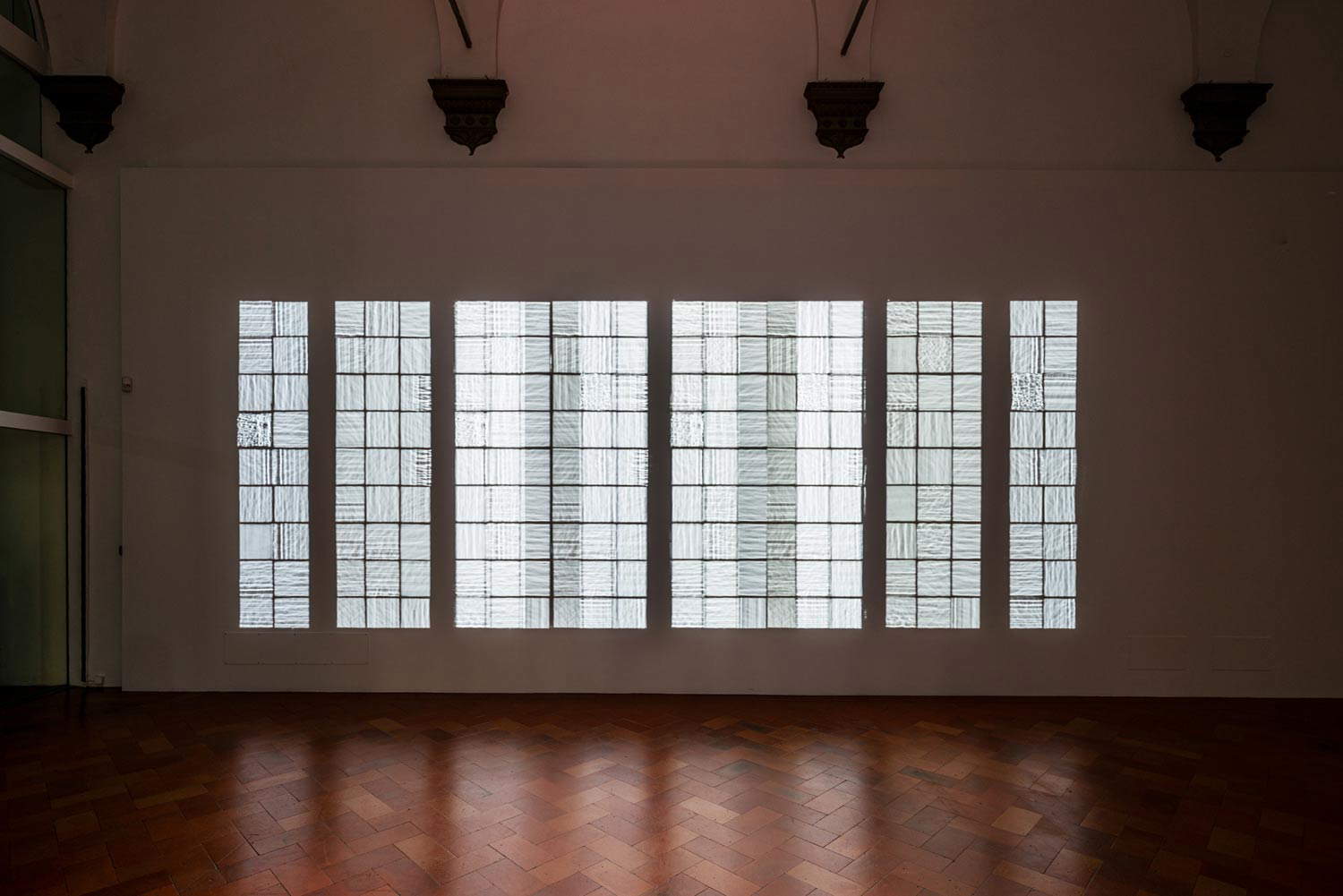 &Oacute;lafur El&iacute;asson, Triple seeing survey (2022; 3 faretti, supporti a parete, dimensioni variabili). Foto Ela Bialkowska - OKNO Studio. Su concessione dell'artista, di neugerriemschneider (Berlino) e di Tanya Bonakdar Gallery (New York / Los Angeles)