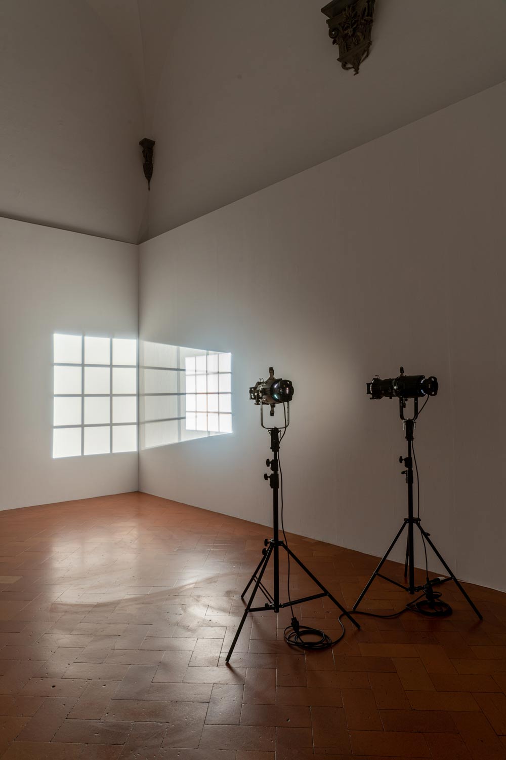 &Oacute;lafur El&iacute;asson, Triple window (1999; 3 faretti, treppiedi, gobo, dimensioni variabili). Foto Ela Bialkowska - OKNO Studio. Su concessione dell'artista, di neugerriemschneider (Berlino) e di Tanya Bonakdar Gallery (New York / Los Angeles)