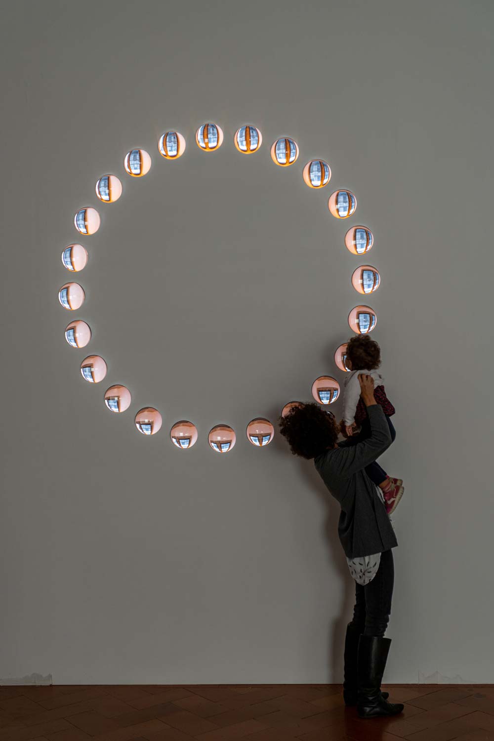 &Oacute;lafur El&iacute;asson, Your timekeeping window (2022; 24 sfere di vetro, diametro 180 cm). Foto Ela Bialkowska - OKNO Studio. Su concessione dell'artista, di neugerriemschneider (Berlino) e di Tanya Bonakdar Gallery (New York / Los Angeles)