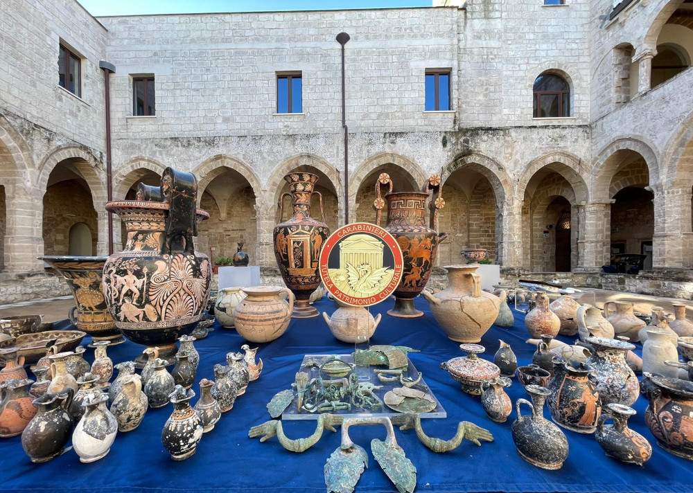Plus de 2 000 pièces archéologiques de la Magna Graecia retrouvées grâce à l'enquête des carabiniers lancée en 2019