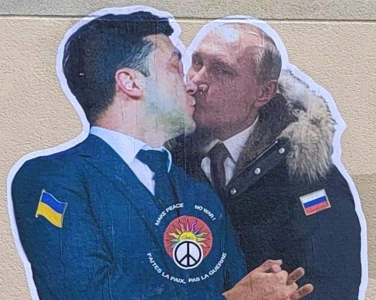 A kiss of peace between Zelensky and Putin: Ozmo's new work appears in Paris 