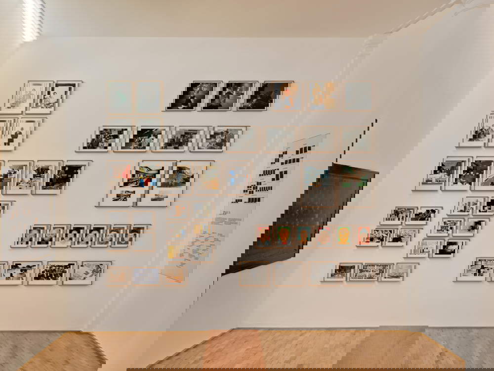 Salle des personnes, consacrée à la transition entre les XIXe et XXe siècles, détail de l'installation du projet photographique AEmilia