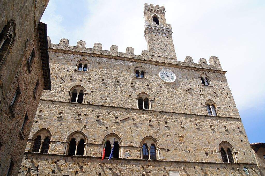 AEVUM: L'art contemporain dialogue avec l'art étrusque au Palazzo dei Priori de Volterra 
