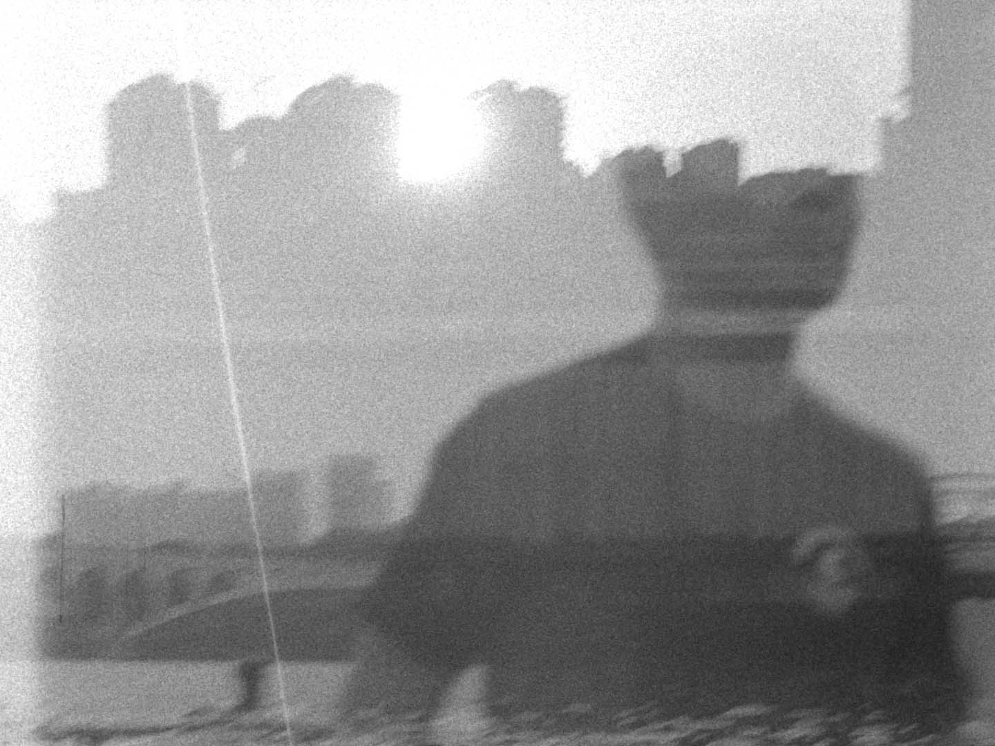 Peng Zuqiang, Sigh leak (2022 ; canal unique, 16 mm n/b, film Super 8 transcrit en image HD, 12'15'')