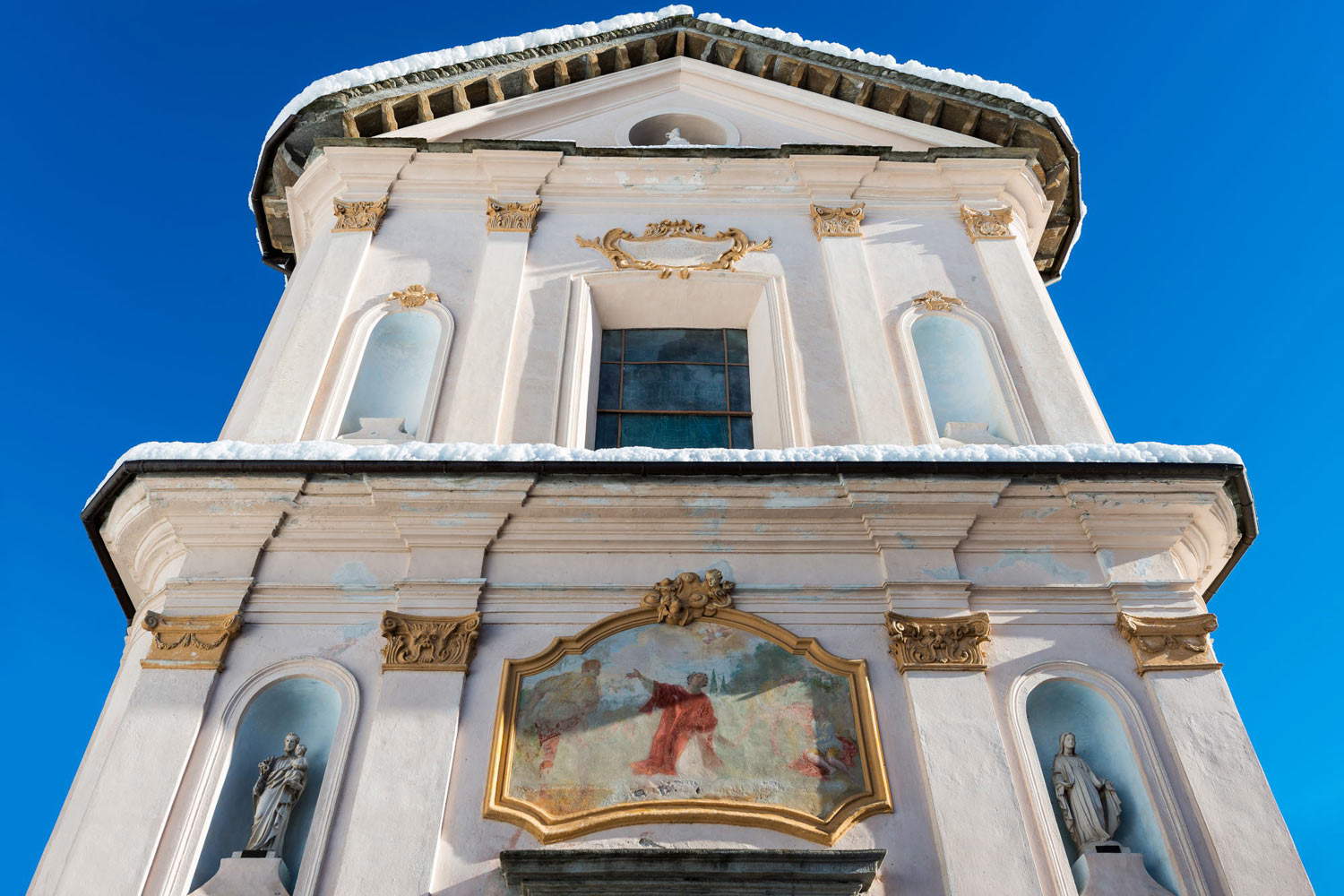 Fassade der Kirche St. Stephan in Piode Fassade der Kirche St. Stephan in Piode