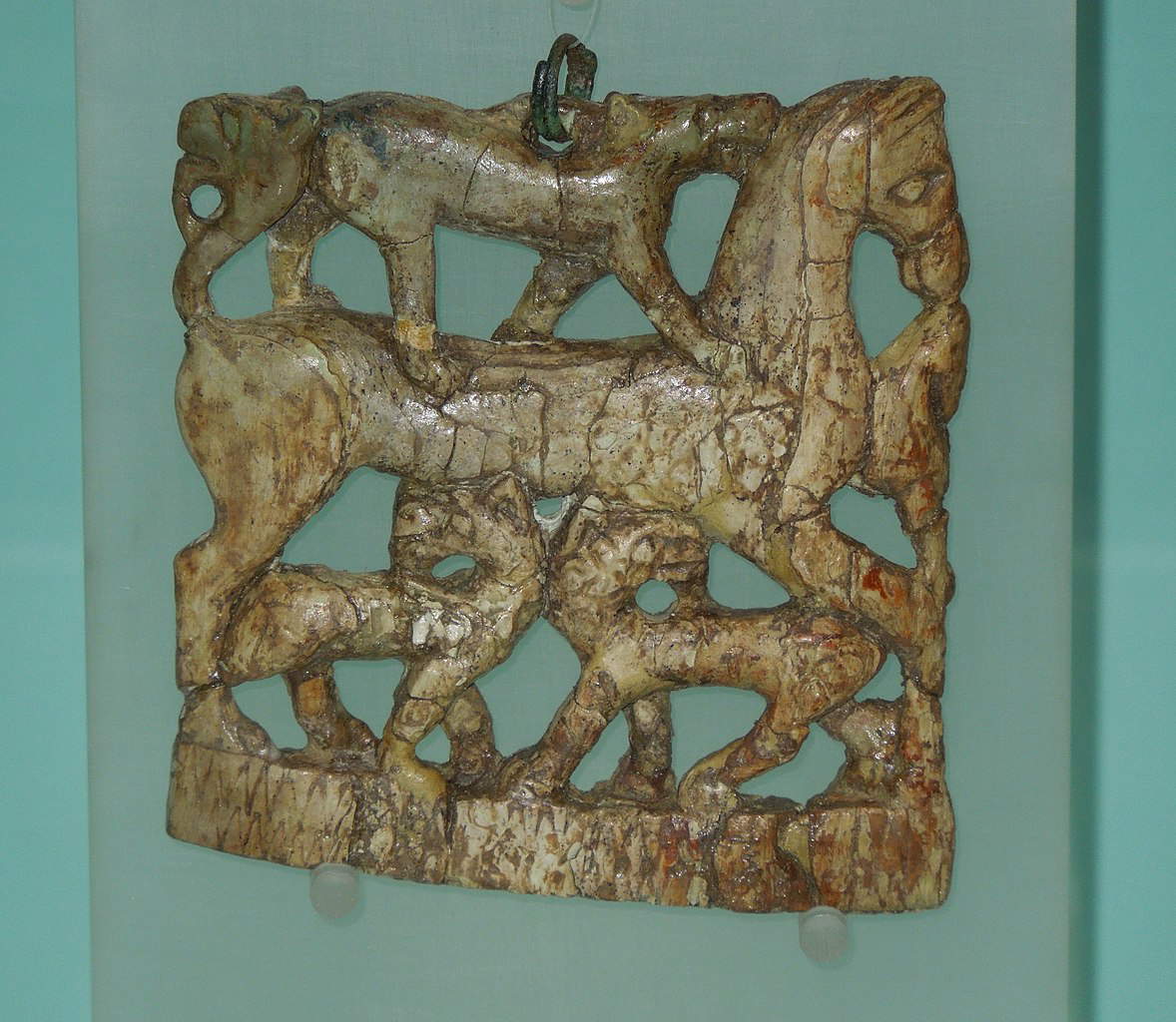 Plaque représentant un cheval et d'autres animaux (6e-7e siècle av. J.-C. ; ivoire ; Campli, Musée archéologique national)