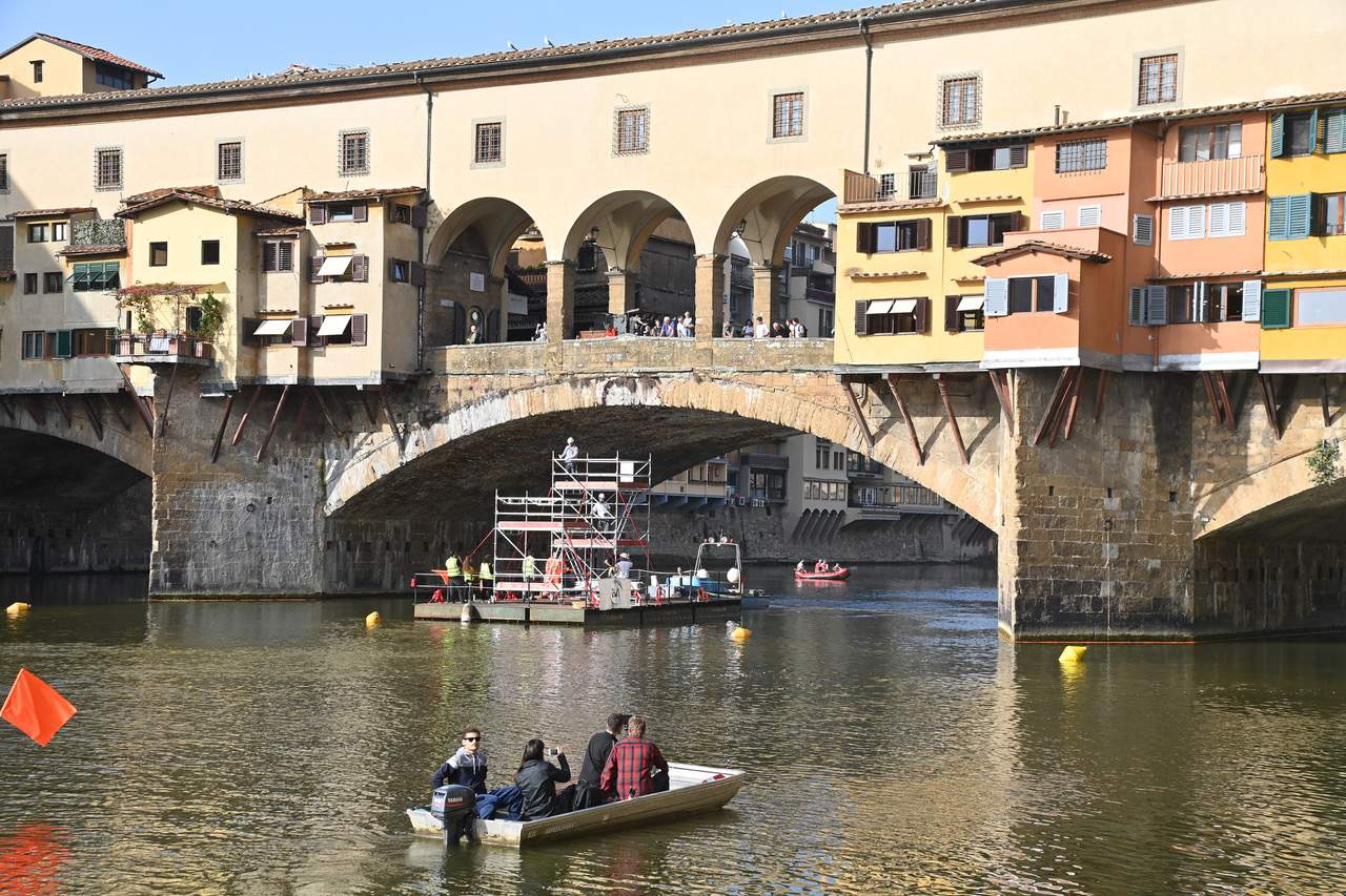 Florence, plate-forme flottante d'analyse au Ponte Vecchio avant restauration