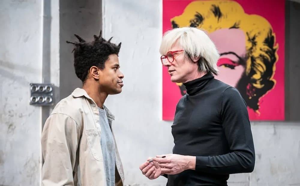 Jeremy Pope und Paul Bettany als Basquiat und Warhol in dem Theaterstück, auf dem der Film basieren wird
