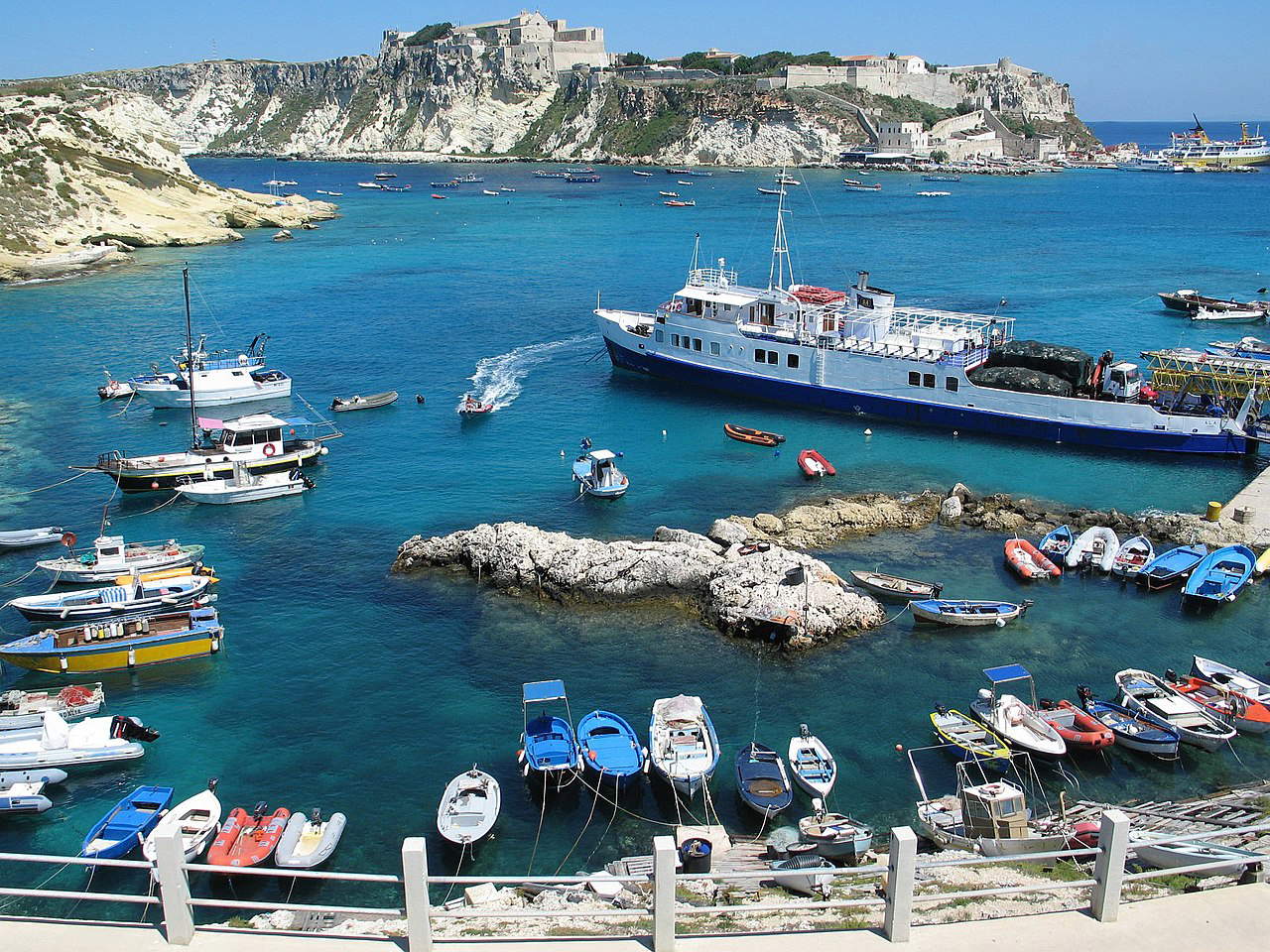 Il porto di San Domino con, sullo sfondo, l'abbazia di Santa Maria a Mare Il porto di San Domino con, sullo sfondo, l'abbazia di Santa Maria a Mare