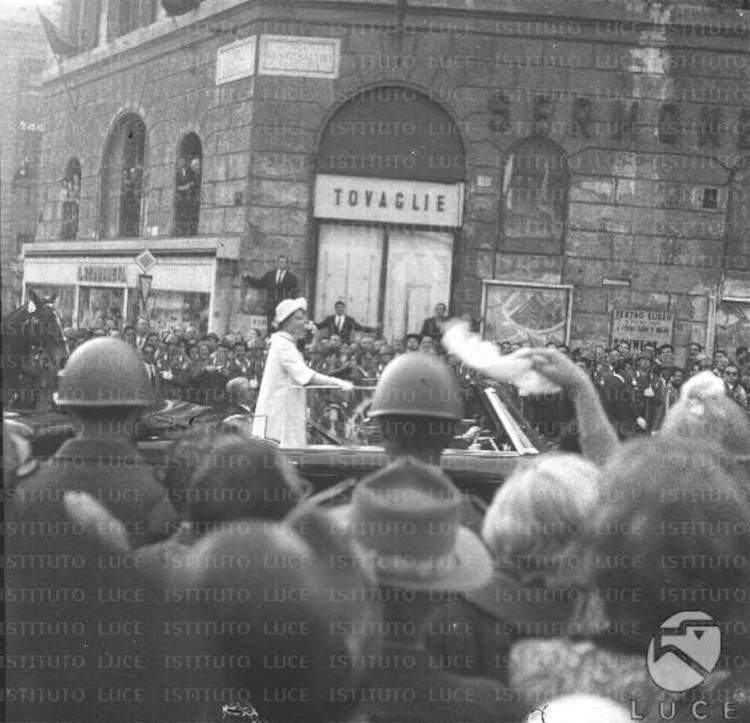 Elisabetta II accolta dalla folla di Roma