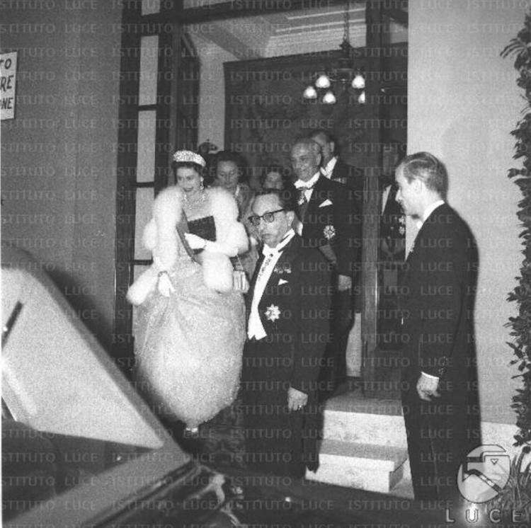 Elisabetta II all'uscita del Teatro dell'Opera di Roma