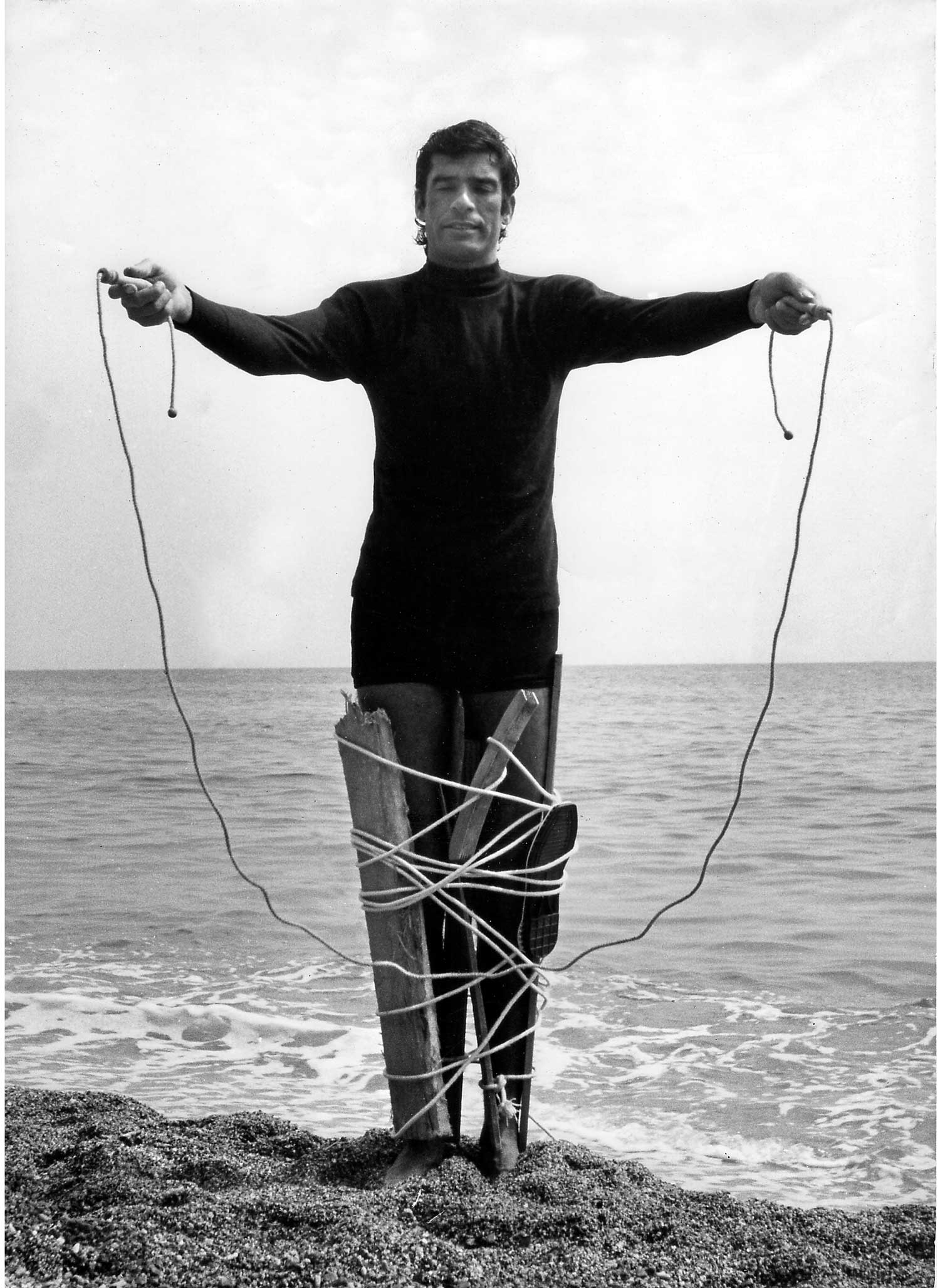 Renato Mambor, Saltare a corda, dalla serie Azioni fotografate (1969; fotografia; Roma, Archivio Mambor) Renato Mambor, Saltare a corda, dalla serie Azioni fotografate (1969; fotografia; Roma, Archivio Mambor)